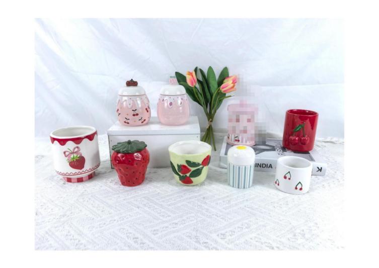 Pemegang Lilin Seramik Strawberry dan Cherry bertemakan: Menggulung Kehidupan Dengan Keseronokan Kanak-kanak Manis