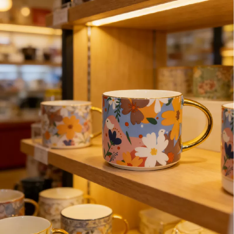 Mug Seramik Berbunga dengan Kemasan Emas Mug Seramik Berbunga dengan Kemasan Emas